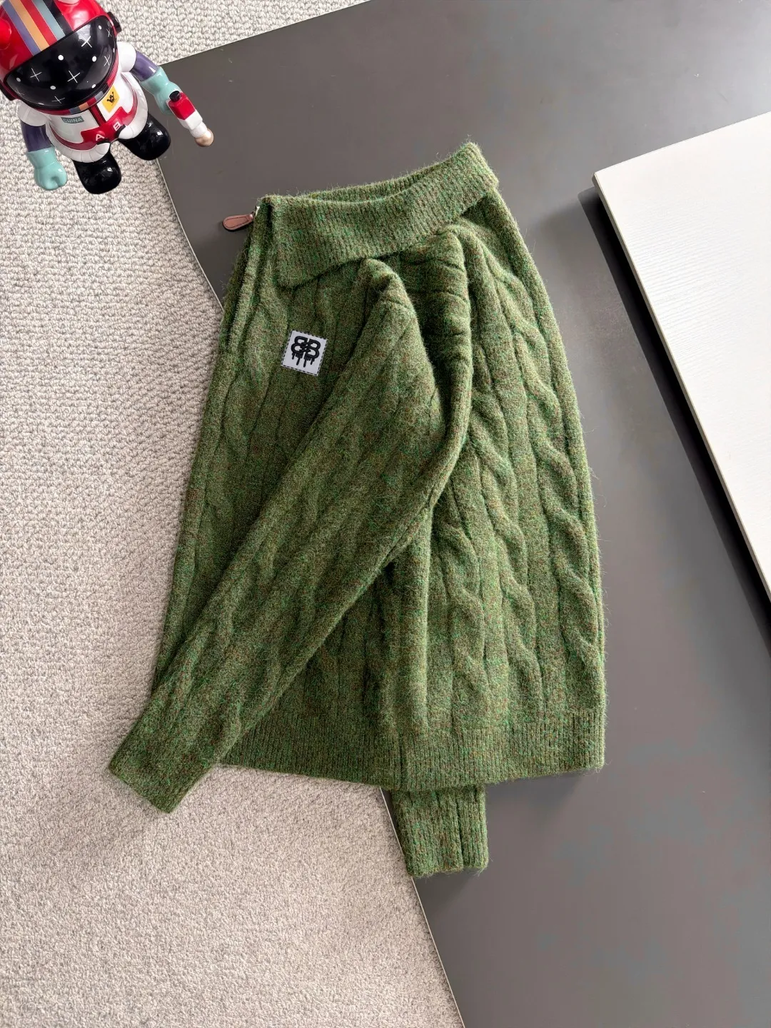 Next day shipping P195 Balenciaga high quality 2026 autumn and winter official website latest sweater, on sale at the same time at the counter Hot Sale! Specially made of wool blended fabric. It feels comfortable and can be directly in contact with the skin. The logo badge is exquisitely embroidered, which is extremely eye-catching! The details highlight the fashionable charm of big brands. Exquisite workmanship. Three-dimensional cutting style. The wearing effect is invincible and handsome! All three standards are complete! Sizes:M-3XL